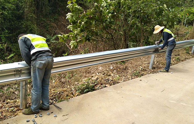 衡阳高速公路护栏的定期维护与保养