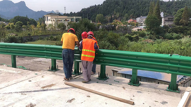衡阳高速公路护栏板的维护确保道路安全的关键环节